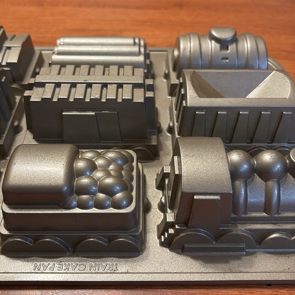 Train Cake Pan - Picture 3 of 5
